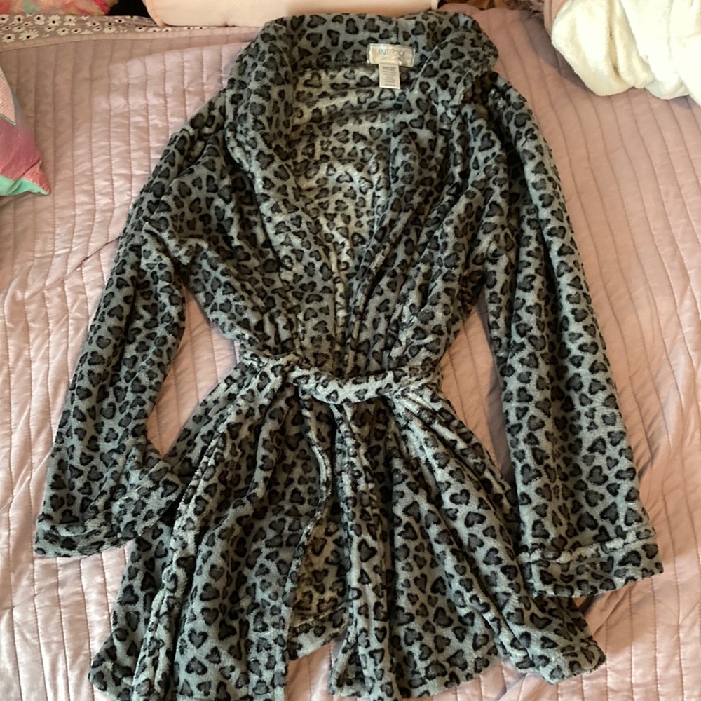 Girls Dark grey cheetah print robe